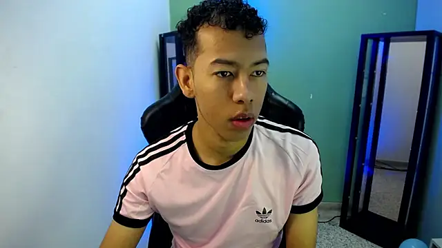 Snapshot of Tupac_D chatting on 01.11.26 Tupac D online show from 01.11.26