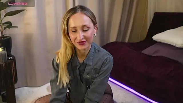 Emely Moon online show from 04.07.26