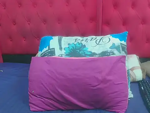 Snapshot of brownskingirl25 chatting on 01.14.26 brownskingirl25 online show from 01.14.26