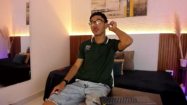 Snapshot of Julian_Dark_ chatting on 02.06.26 Julian Dark online show from 02.06.26