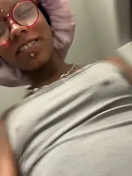 Snapshot of xouniq chatting on 01.14.26 xouniq online show from 01.14.26