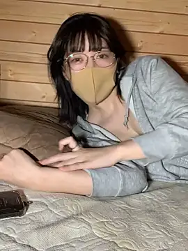Snapshot of minami_room chatting on 04.22.26 minami room online show from 04.22.26