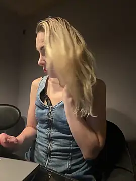 Snapshot of ElenaWhitmore chatting on 06.15.26 ElenaWhitmore online show from 06.15.26