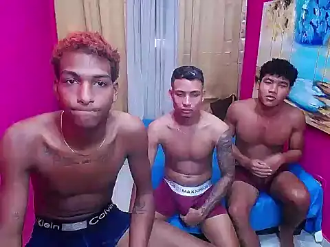 Snapshot of hugecock_black chatting on 01.14.26 hugecock black online show from 01.14.26