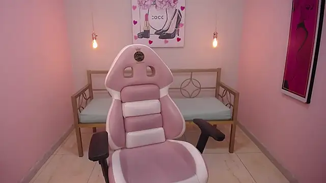 Snapshot of Adri_gomez_x chatting on 02.14.26 Adri gomez x online show from 02.14.26