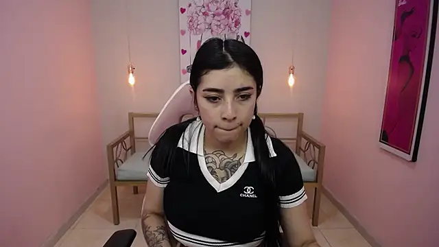 Snapshot of Adri_gomez_x chatting on 02.27.26 Adri gomez x online show from 02.27.26