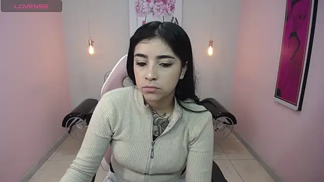 Snapshot of Adri_gomez_x chatting on 04.18.26 Adri gomez x online show from 04.18.26