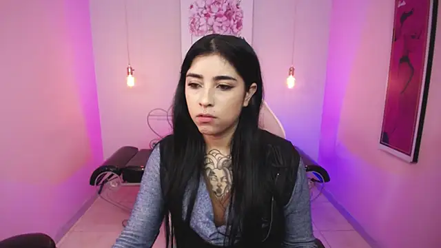 Snapshot of Adri_gomez_x chatting on 04.21.26 Adri gomez x online show from 04.21.26