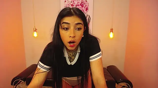 Snapshot of Adri_gomez_x chatting on 04.25.26 Adri gomez x online show from 04.25.26