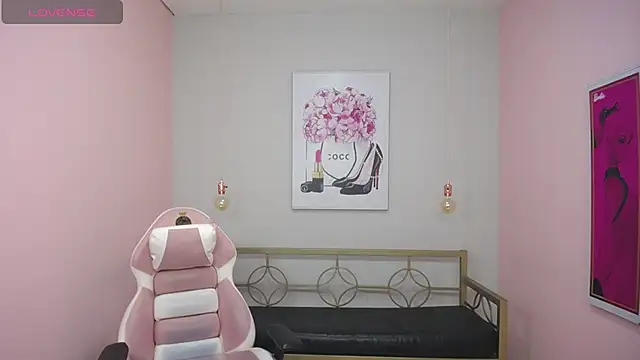 Snapshot of Adri_gomez_x chatting on 05.18.26 Adri gomez x online show from 05.18.26