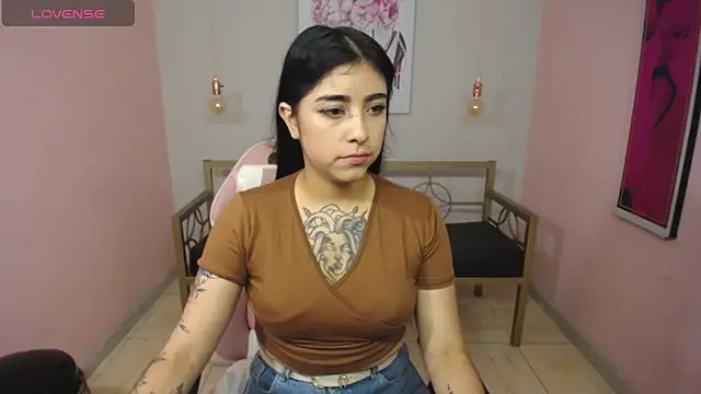 Snapshot of Adri_gomez_x chatting on 05.22.26 Adri gomez x online show from 05.22.26
