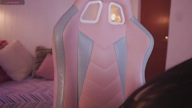 Snapshot of Valery_Belmort chatting on 04.13.26 Valery Belmort online show from 04.13.26