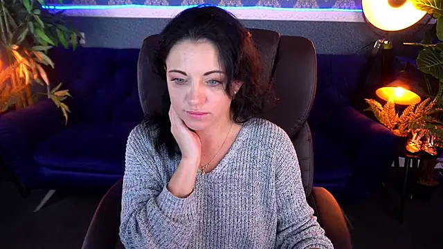 Dafni Monn online show from 11.21.25