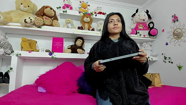 Snapshot of maira_diazz chatting on 02.13.26 maira diazz online show from 02.13.26