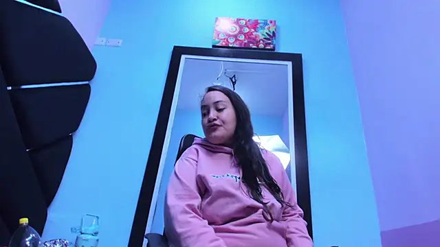 Snapshot of MiaRouss69 chatting on 04.19.26 MiaRouss69 online show from 04.19.26
