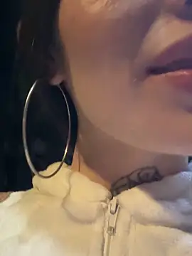 Snapshot of lizz_lunna chatting on 04.22.26 lizz lunna online show from 04.22.26