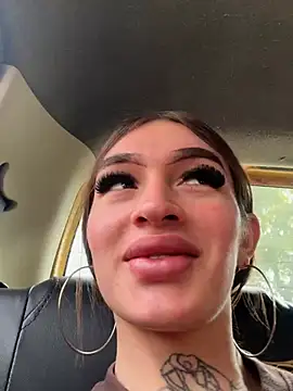 Snapshot of lizz_lunna chatting on 04.27.26 lizz lunna online show from 04.27.26