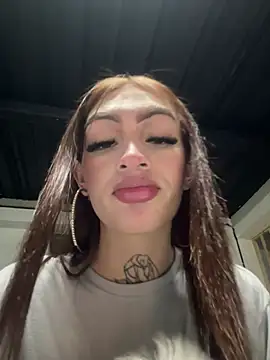 Snapshot of lizz_lunna chatting on 05.27.26 lizz lunna online show from 05.27.26