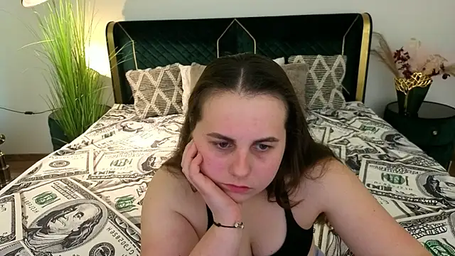 Snapshot of MikaFoxy chatting on 04.27.26 MikaFoxy online show from 04.27.26