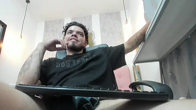 Snapshot of Enzo_Turner chatting on 01.10.26 Enzo Turner online show from 01.10.26