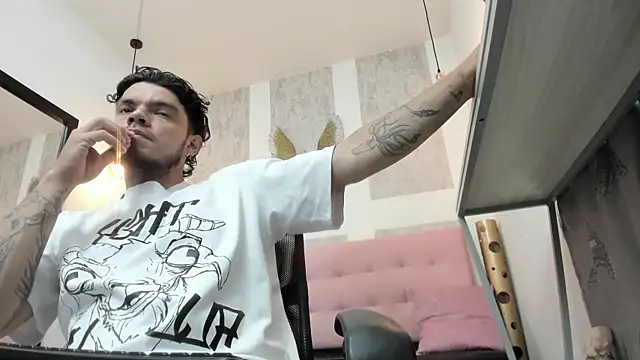 Snapshot of Enzo_Turner chatting on 01.11.26 Enzo Turner online show from 01.11.26