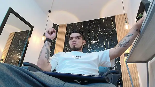 Snapshot of Enzo_Turner chatting on 01.13.26 Enzo Turner online show from 01.13.26