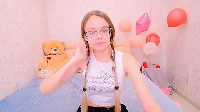 Snapshot of LolliStrawberry chatting on 02.25.26 LolliStrawberry online show from 02.25.26