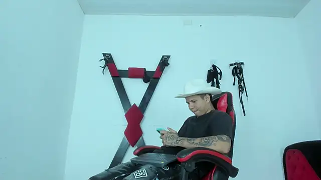 Snapshot of LatinsGuys18 chatting on 01.13.26 LatinsGuys18 online show from 01.13.26