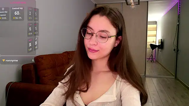 Snapshot of classy____ chatting on 04.28.26 classy online show from 04.28.26