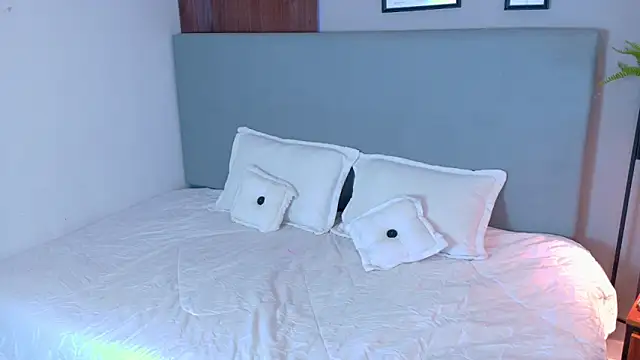 Snapshot of zarah_queen chatting on 02.14.26 zarah queen online show from 02.14.26