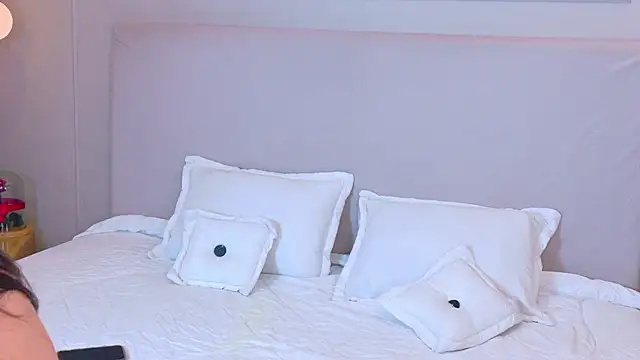 Snapshot of zarah_queen chatting on 02.21.26 zarah queen online show from 02.21.26