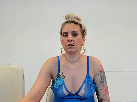 Snapshot of EvelynEvyyy chatting on 02.24.26 EvelynEvyyy online show from 02.24.26