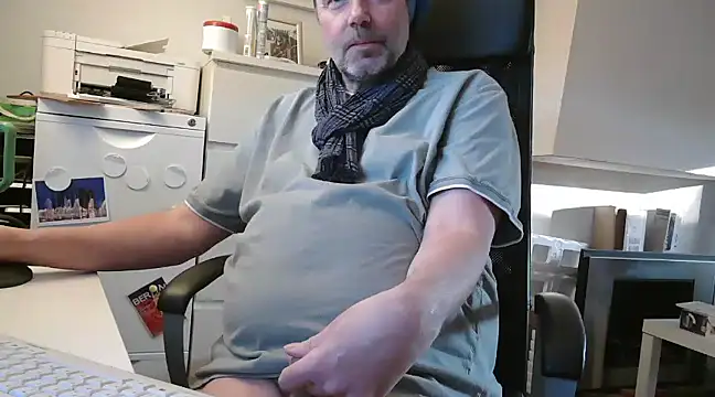 Snapshot of liveoncam2004 chatting on 03.19.25 liveoncam2004 online show from 03.19.25