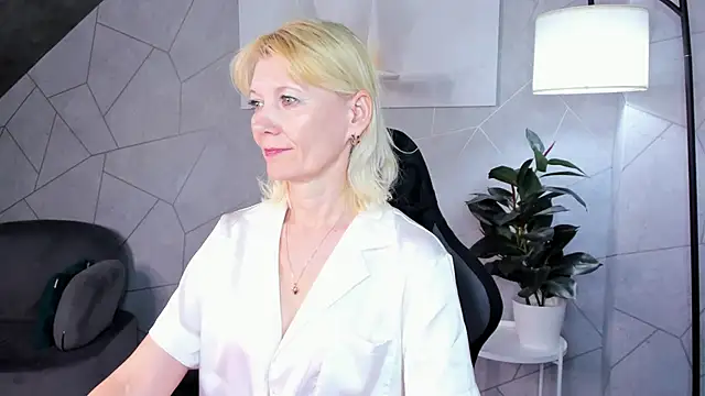 Snapshot of Julie_Lucas chatting on 06.04.26 Julie Lucas online show from 06.04.26