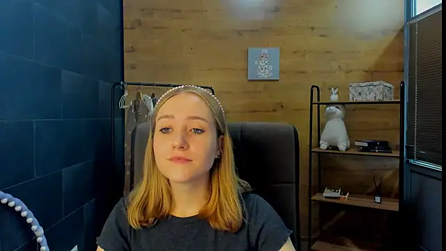 Snapshot of DonnaCole chatting on 05.21.26 DonnaCole online show from 05.21.26