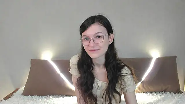 ThoraMarola online show from 04.15.26