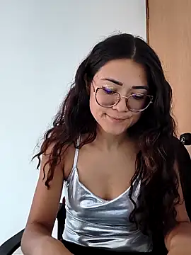Snapshot of Freyarosse chatting on 03.05.26 Freyarosse online show from 03.05.26