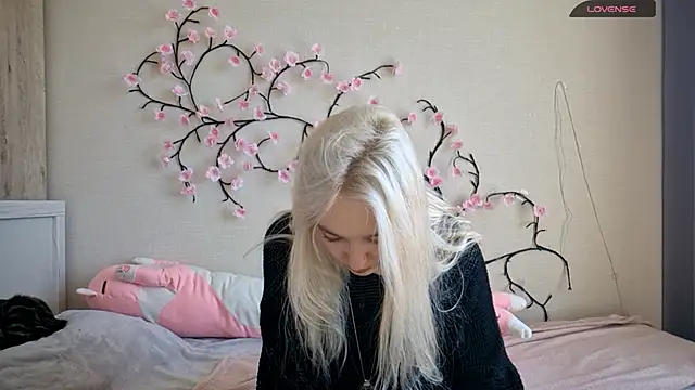 Snapshot of MisaMew chatting on 04.28.26 MisaMew online show from 04.28.26