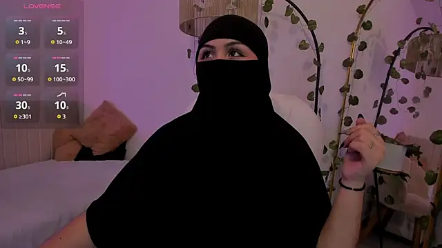Snapshot of _Amirah chatting on 05.26.26 Amirah online show from 05.26.26
