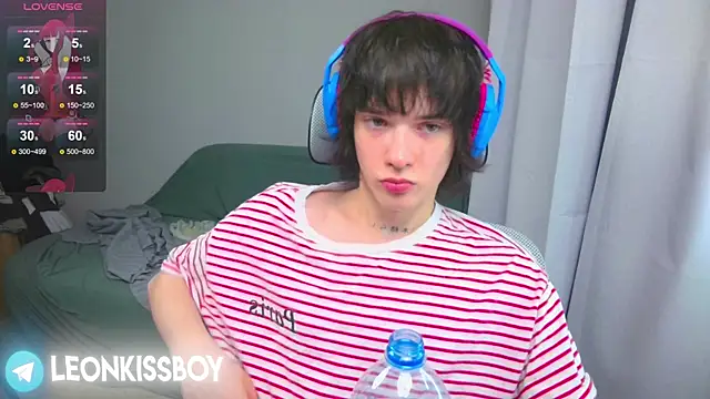 Snapshot of LeonBoykisser chatting on 04.20.26 LeonBoykisser online show from 04.20.26