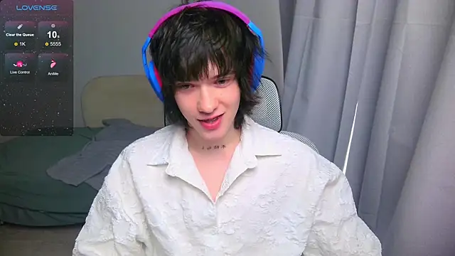 Snapshot of LeonBoykisser chatting on 04.30.26 LeonBoykisser online show from 04.30.26