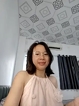 Snapshot of Famrita chatting on 04.18.26 Famrita online show from 04.18.26