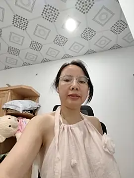 Snapshot of Famrita chatting on 04.19.26 Famrita online show from 04.19.26