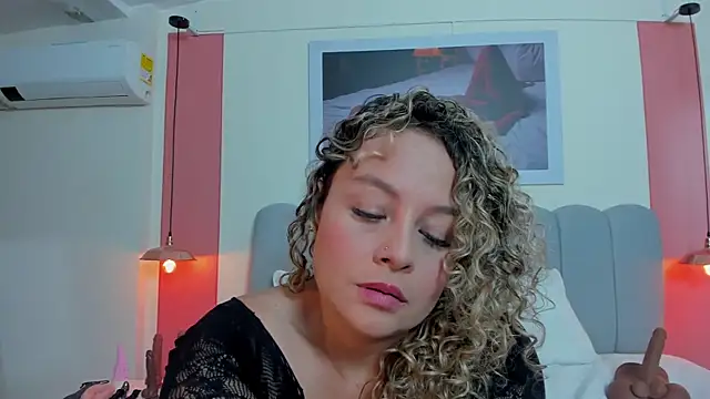 Snapshot of EmmaBoyd chatting on 06.16.26 EmmaBoyd online show from 06.16.26
