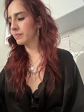 Snapshot of elodie_rouge chatting on 04.18.26 elodie rouge online show from 04.18.26