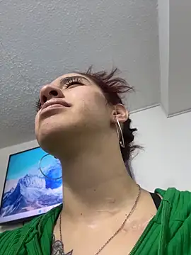 Snapshot of elodie_rouge chatting on 04.20.26 elodie rouge online show from 04.20.26