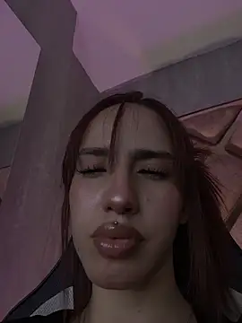 Snapshot of elodie_rouge chatting on 04.23.26 elodie rouge online show from 04.23.26