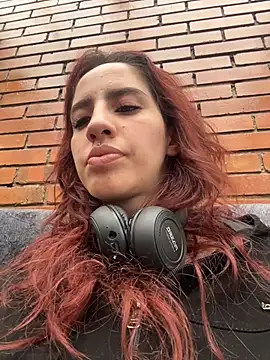 Snapshot of elodie_rouge chatting on 05.29.26 elodie rouge online show from 05.29.26
