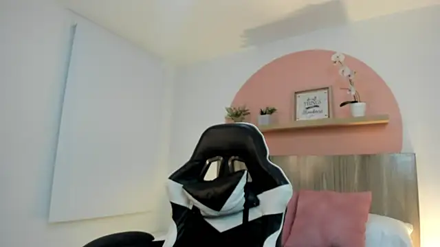 Snapshot of ivette_swan chatting on 05.25.26 ivette swan online show from 05.25.26