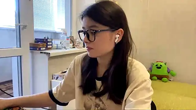 Snapshot of SaintMari chatting on 06.16.26 SaintMari online show from 06.16.26